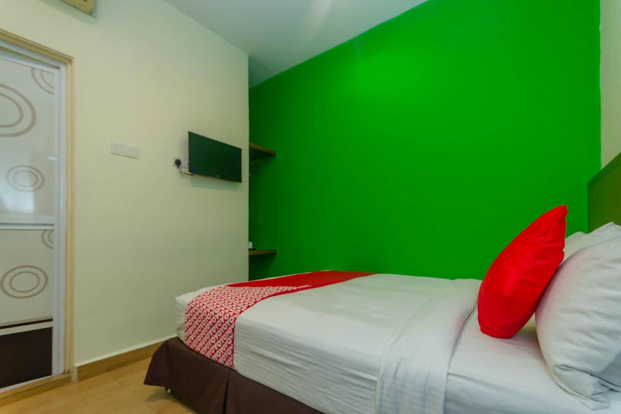 Super Oyo 596 The Vintage Hotel Джохор-Бару Экстерьер фото