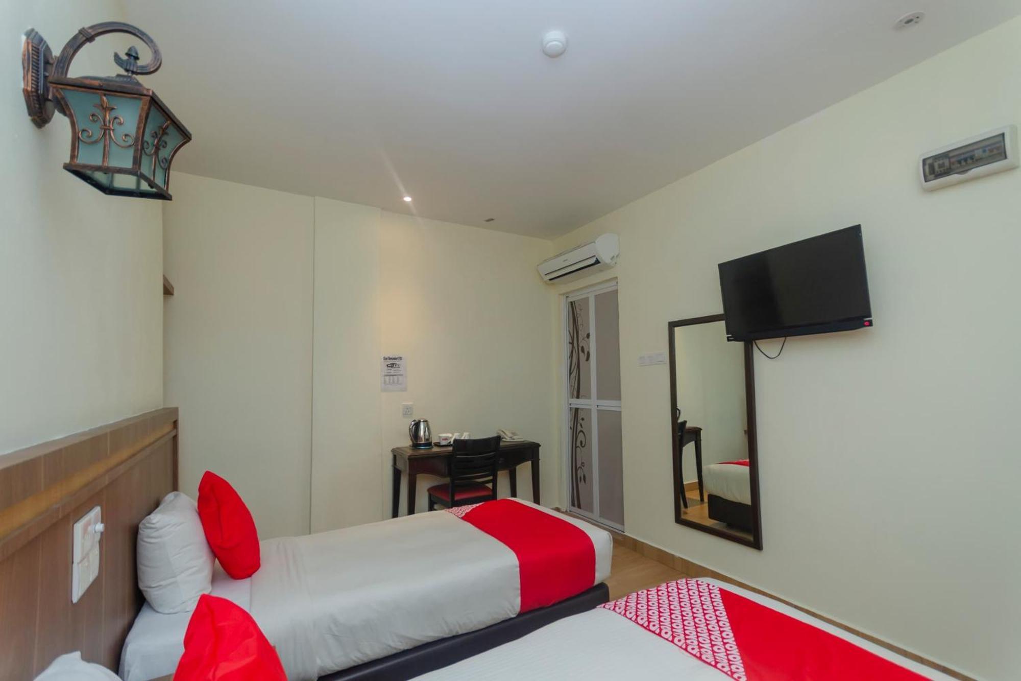 Super Oyo 596 The Vintage Hotel Джохор-Бару Экстерьер фото