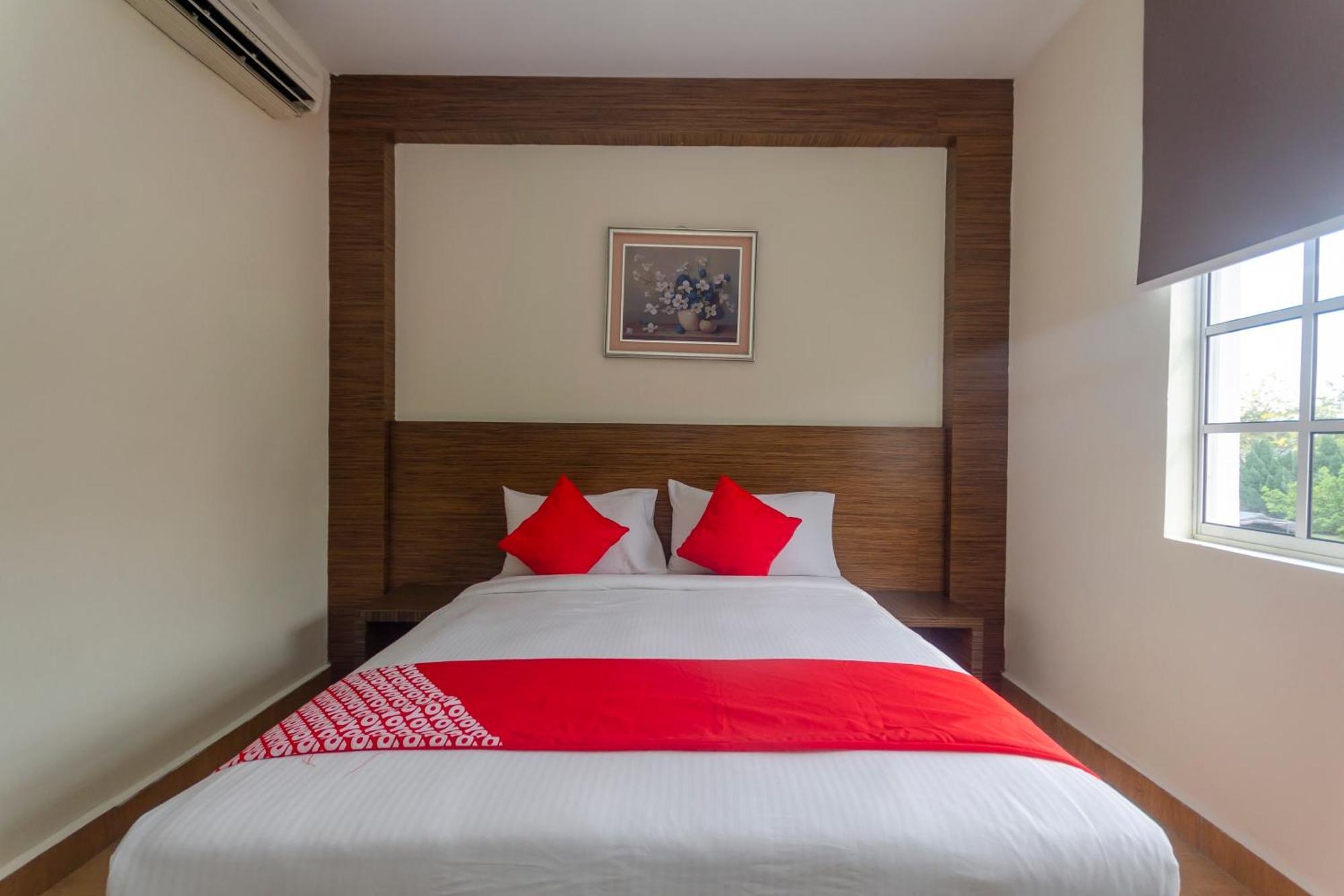 Super Oyo 596 The Vintage Hotel Джохор-Бару Экстерьер фото